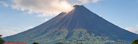 Paisaje montañoso de ambiente tropical · Imagen ilustrativa generada con IA